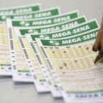 Imagem colorida de aposta na mega-sena - Metrópoles