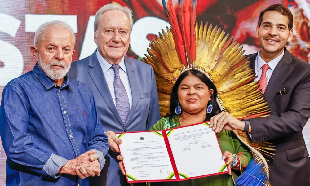 Em reabertura de conselho indigenista, Lula assina homologação de duas terras indígenas