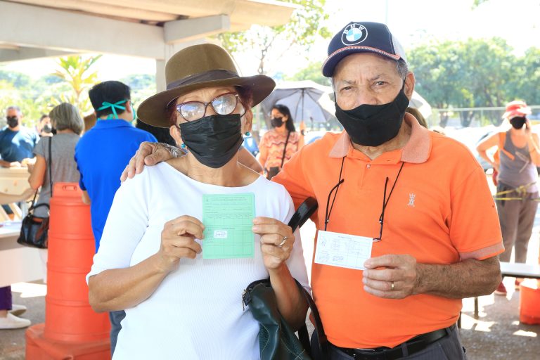 Nova vacina contra a covid-19 começa a ser aplicada nesta quarta (15)