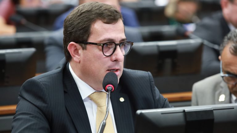 Comissão aprova projeto que obriga plataformas digitais a remunerar mídia tradicional Fonte: Agência Câmara de Notícias