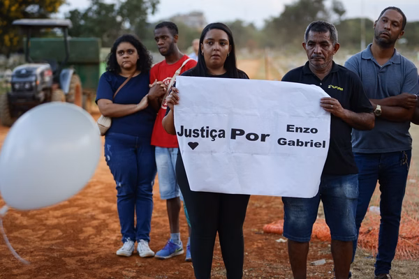 “Não merecíamos isso”, dizem pais de bebê morto à espera de ambulância