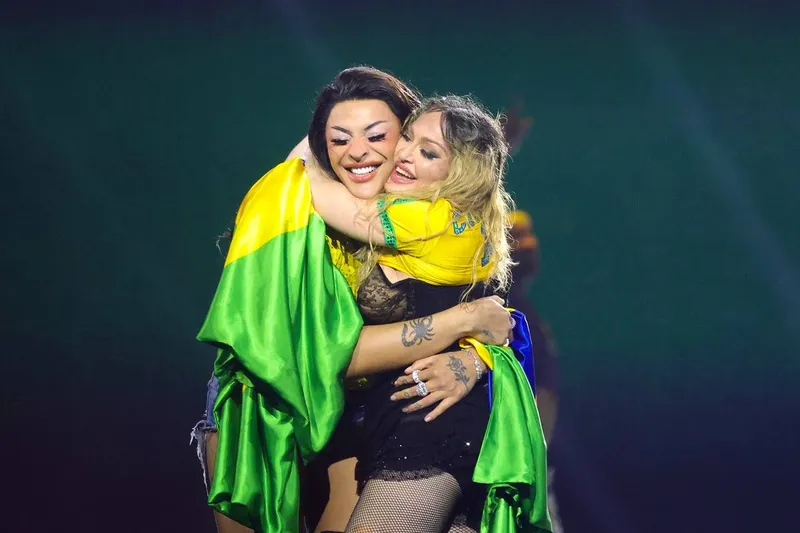 Show de Madonna tem Paulo Freire, resgate da camisa amarela e Palestina Livre no RJ