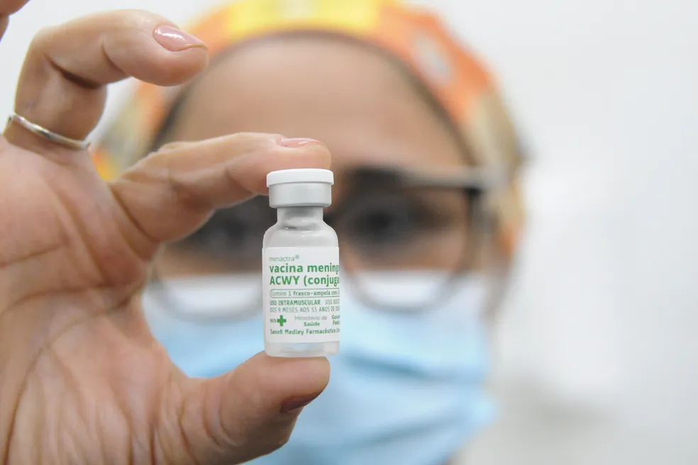Meningite: DF registra 107 casos e 14 mortes em um ano e convoca pais para que vacinem crianças e adolescentes