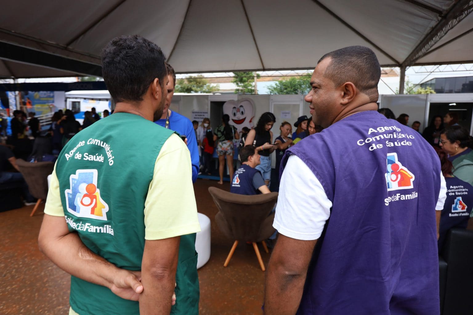 Lei atualiza tabela salarial e cria gratificação para agentes comunitários de saúde