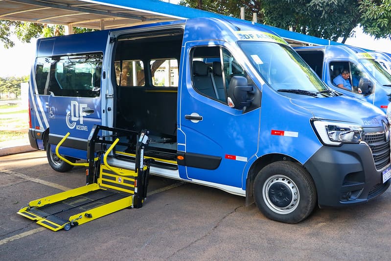 Transporte de pessoas com deficiência e mobilidade reduzida ganha mais 10 vans especiais