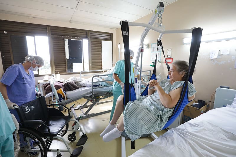 Hospitais passam a contar com guinchos para transferência de pessoas acamadas
