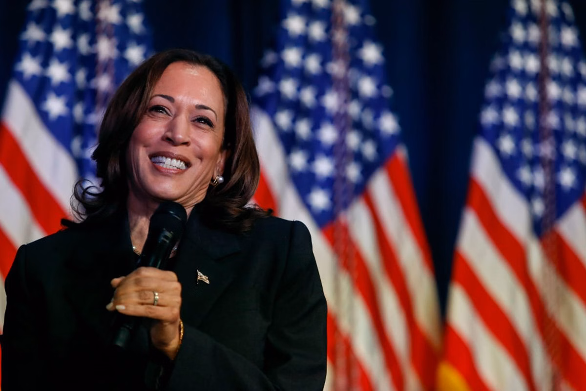Após desistência de Biden, pesquisa aponta Kamala empatada com Trump
