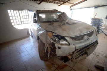 Motorista confunde pedais, bate em muro e invade casa em Santa Maria