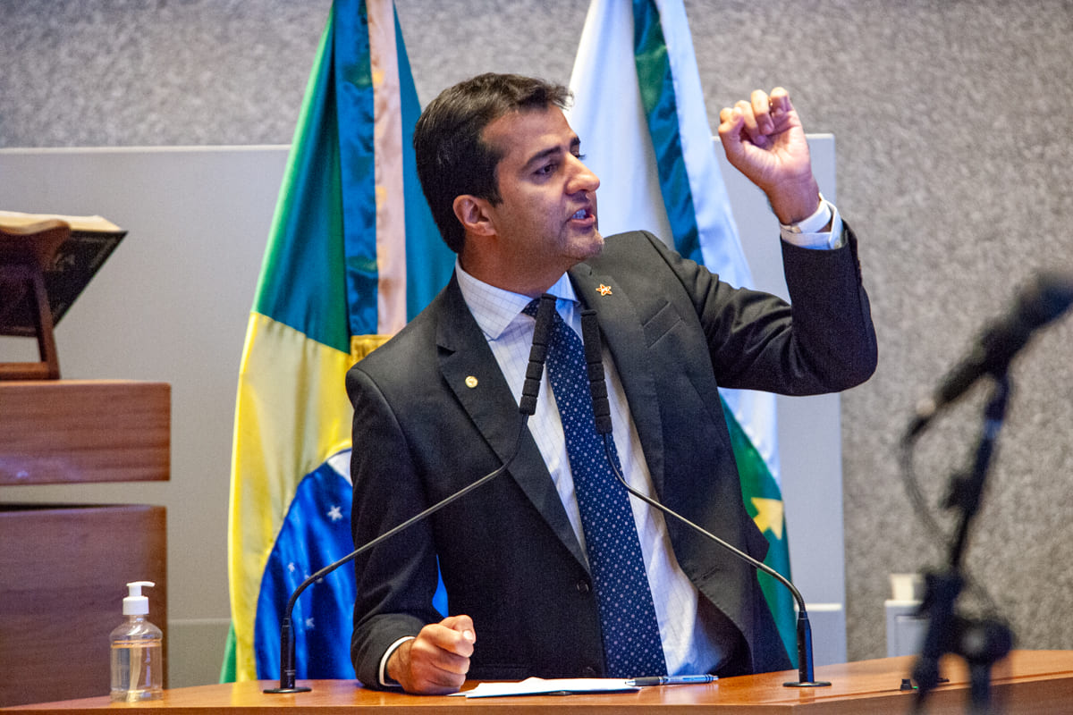 Parlamentares denunciam falta de uniforme nas escolas do DF