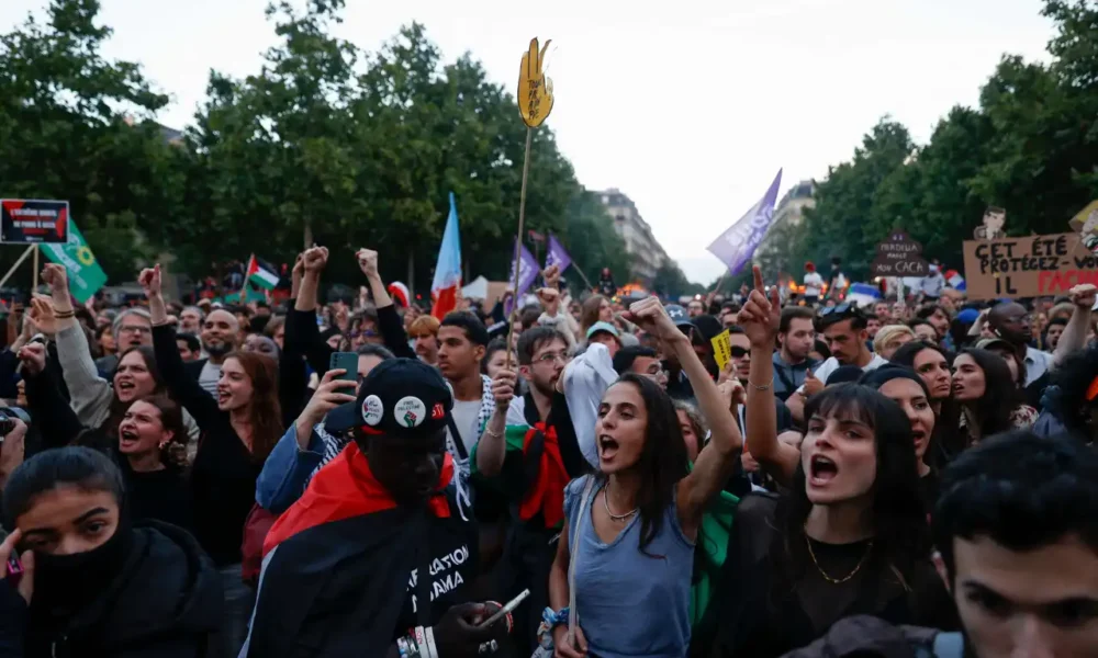 Após nomeação de premiê ignorar vitória da esquerda, franceses vão às ruas protestar contra Macron