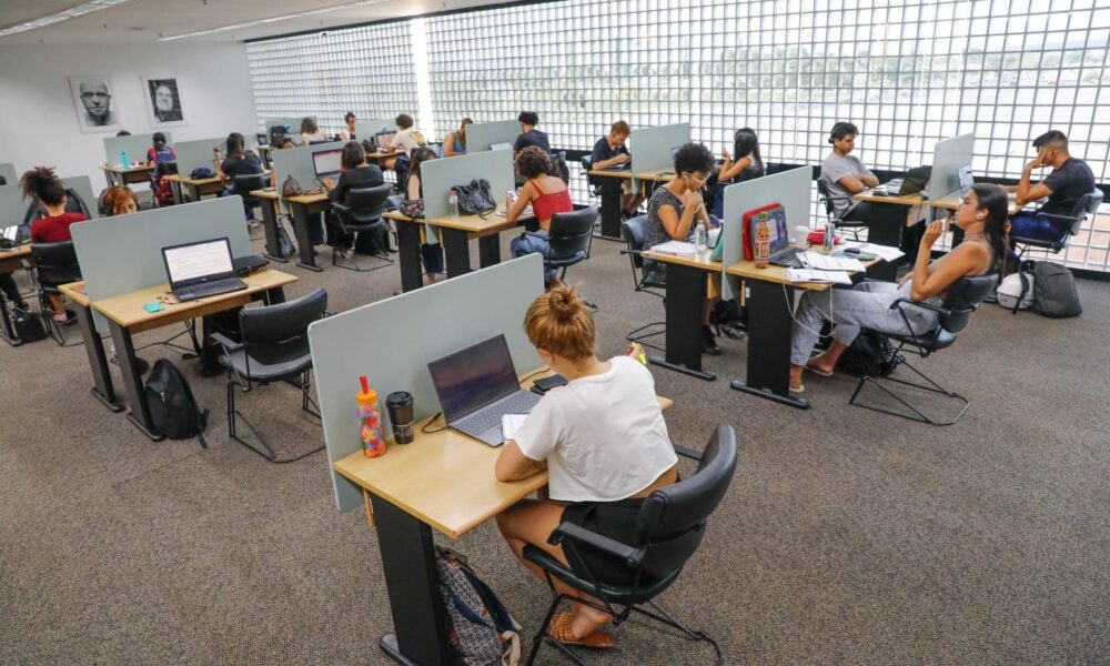 “A intenção desse evento é trabalhar a formação e o fomento das pessoas que atuam nas bibliotecas, para que elas possam entregar um atendimento mais qualificado à comunidade”, destaca a diretora da BNB, Marmenha Rosário | Foto: Lúcio Bernardo Jr./Agência Brasília