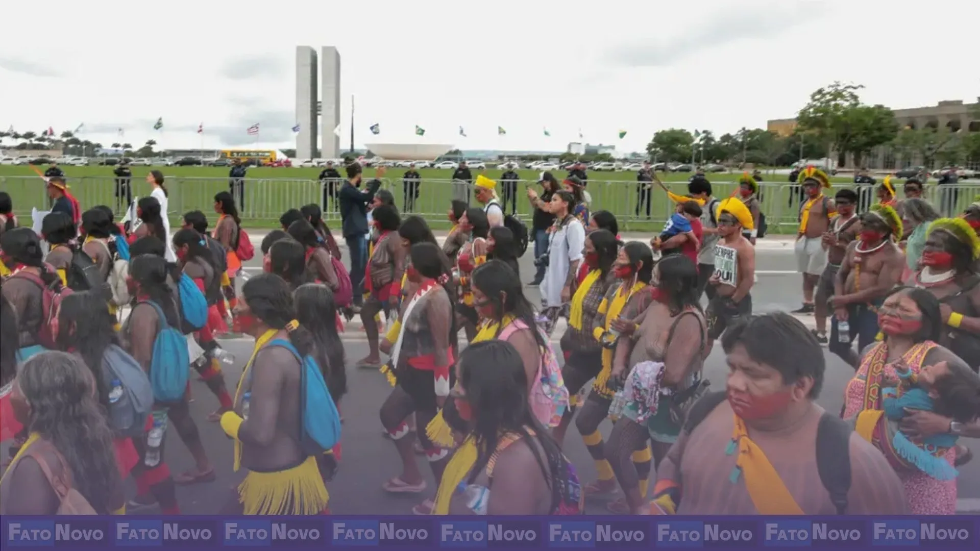 Indígenas marcham em Brasília contra marco temporal