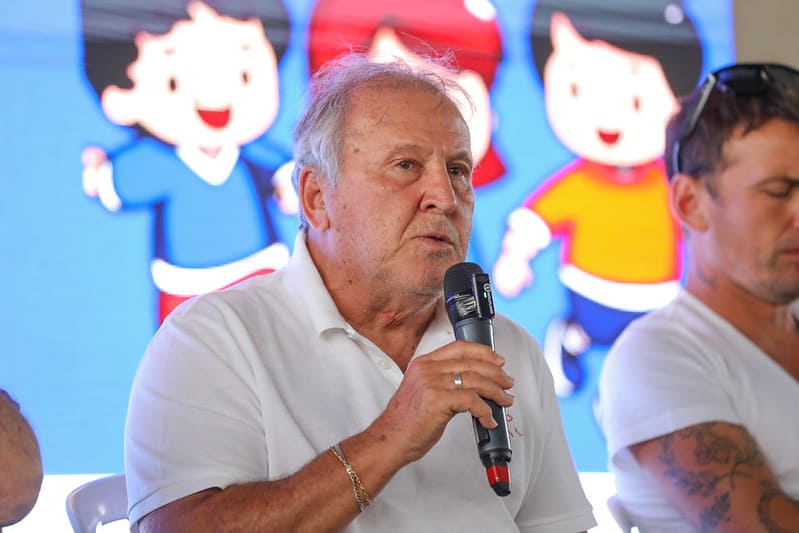 Selecionadas para projeto, crianças do Sol Nascente têm tarde com Zico