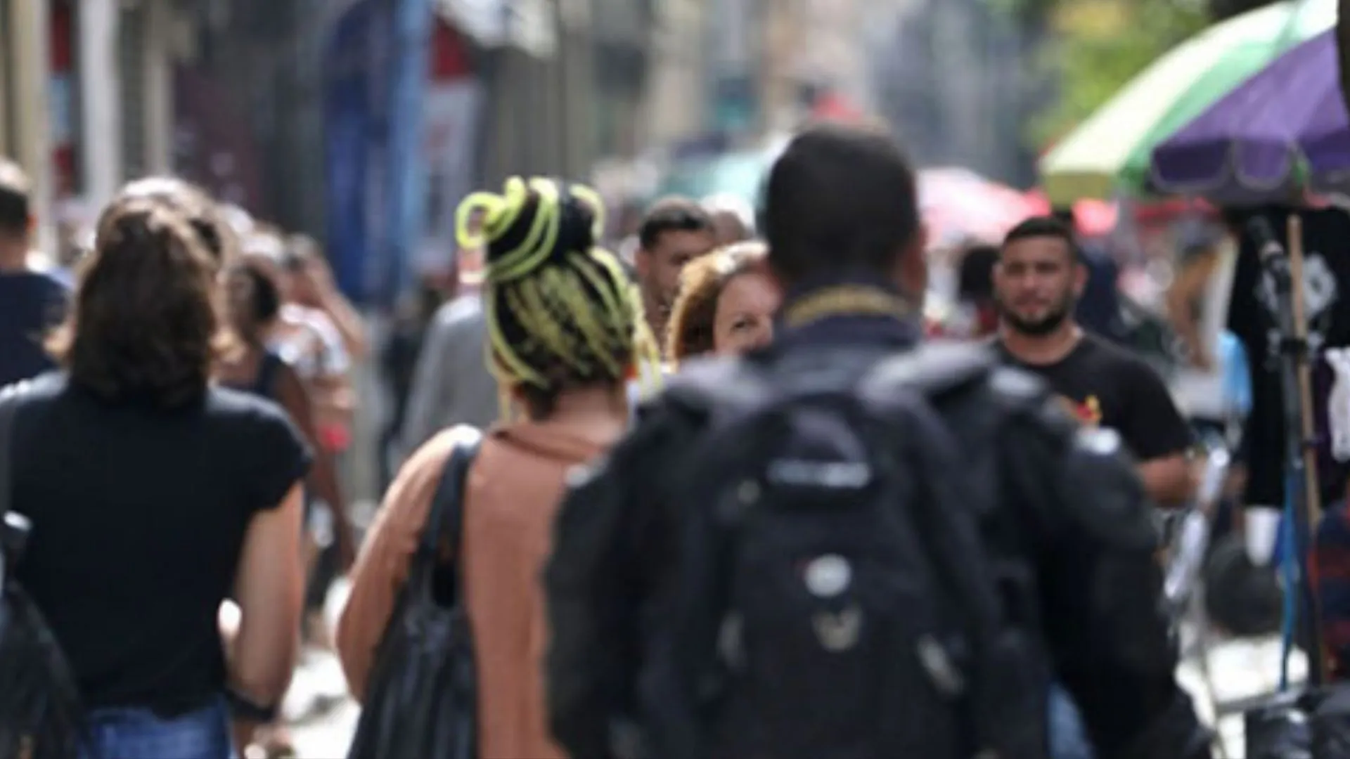 Desigualdade cai, mas pretos e pardos ganham 40% menos que demais trabalhadores no Brasil
