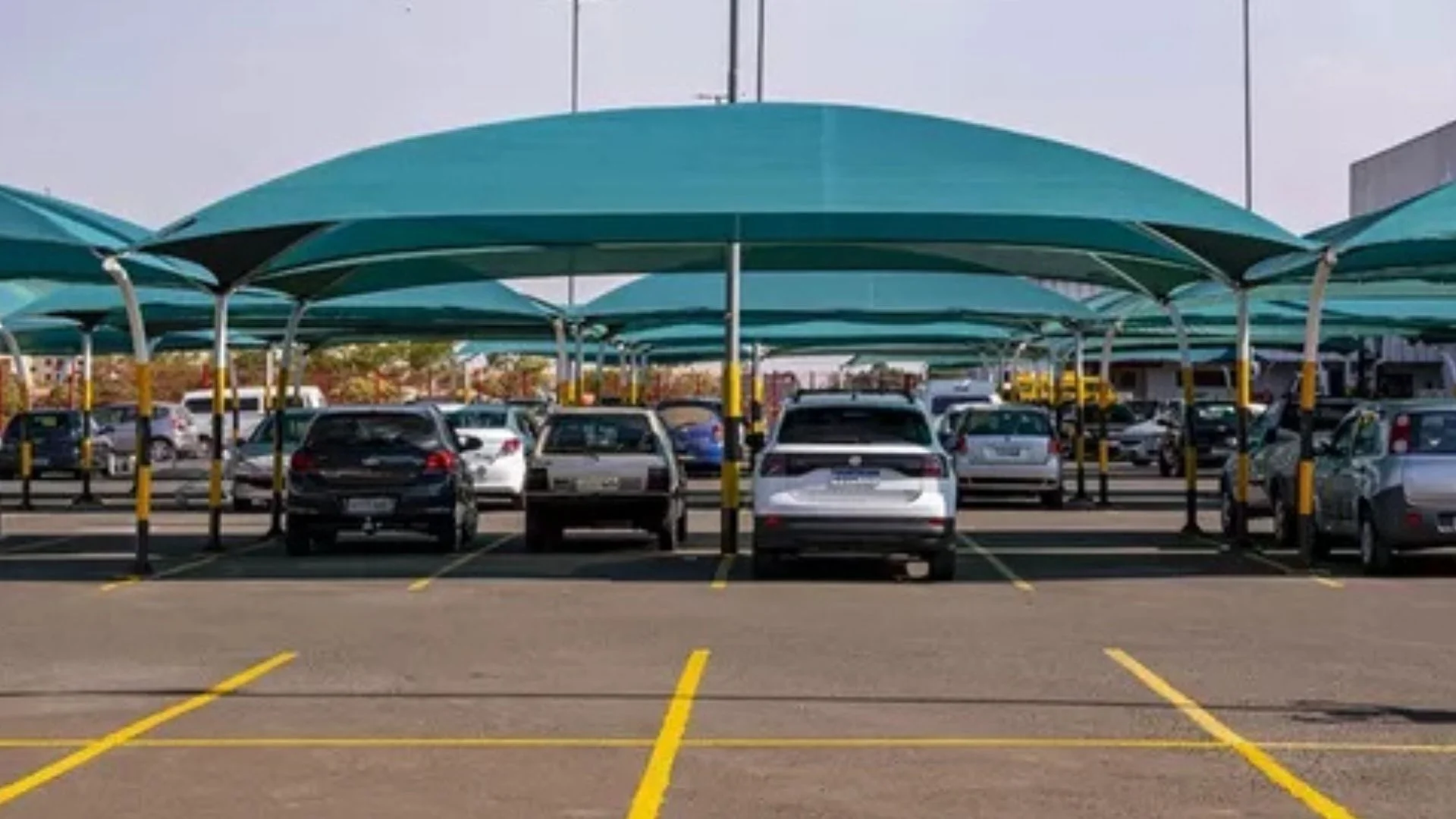 Proprietários de veículos poderão usar telas de sombreamento em estacionamentos descobertos