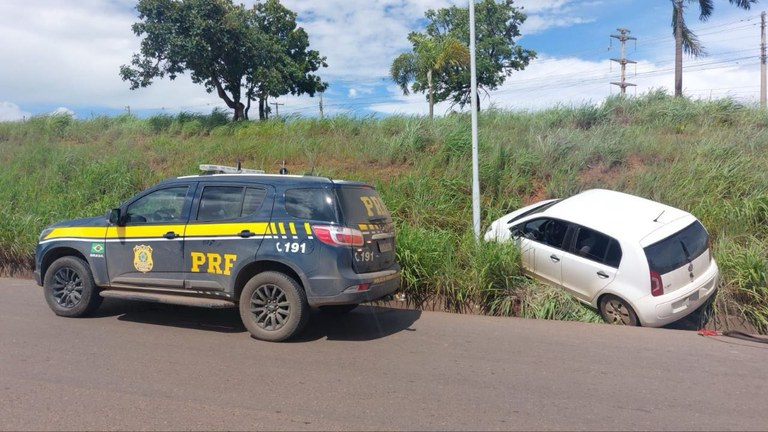 PRF prende criminoso após perseguição na rodovia
