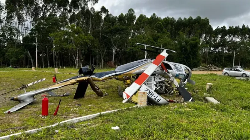 Helicóptero cai às margens de rodovia e deixa dois feridos no litoral de Santa Catarina