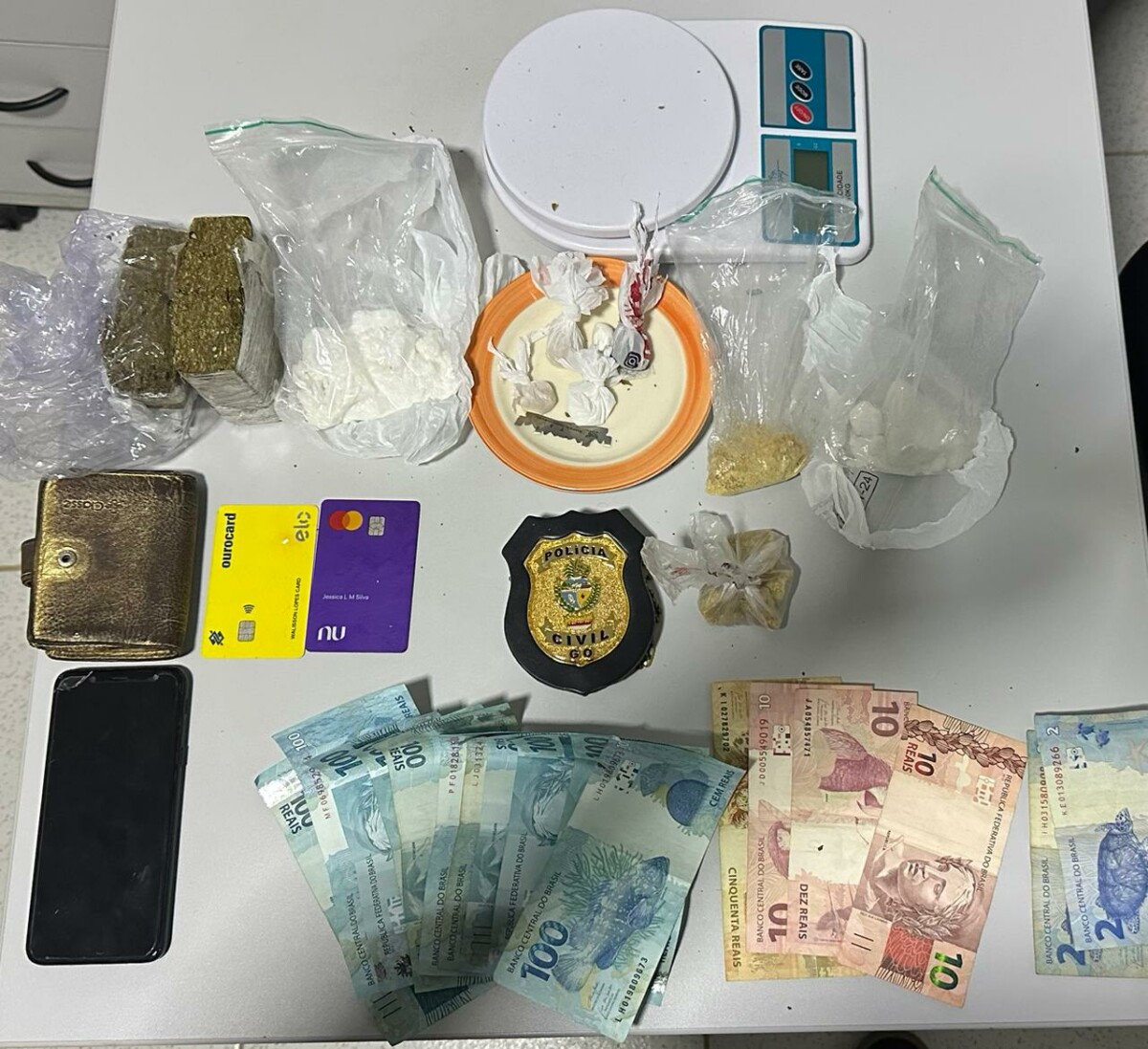 PCGO – Mulher é presa suspeita de usar salão de beleza para traficar drogas, em Campos Belos