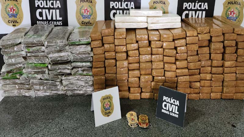 PCMG Homem é preso em Buenópolis transportando drogas dentro de caminhão
