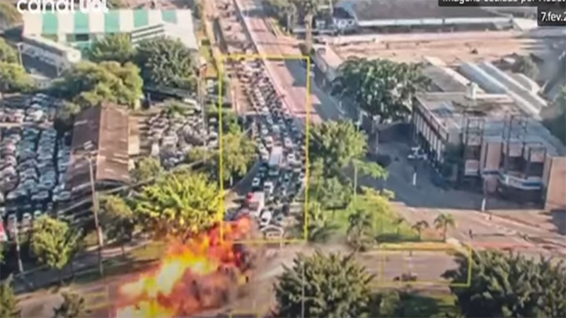 Vídeo mostra queda e explosão de avião de pequeno porte em avenida de SP
