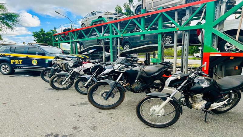 Em Jequié (BA), PRF intercepta cegonha com 5 motos furtadas – Veja o vídeo