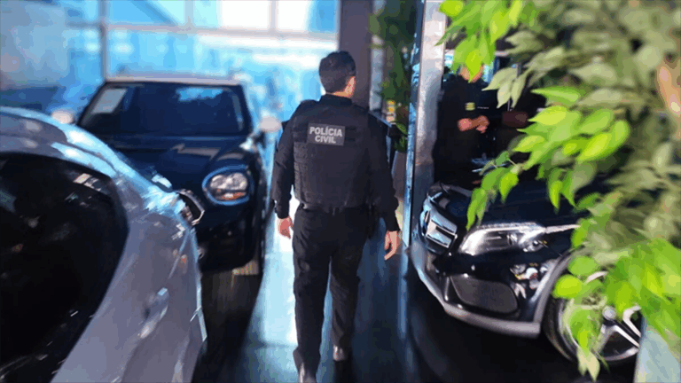 ‘Chave de Vidro’: PCCO prende suspeita de desviar R$ 2,5 milhões em venda de carros de luxo em Aparecida de Goiânia
