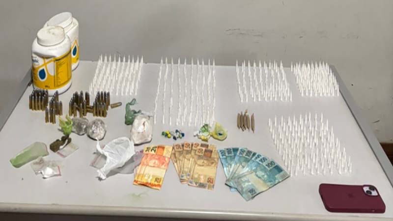 PCMG Mulher é presa em salão de beleza que funcionava como ponto de venda de drogas