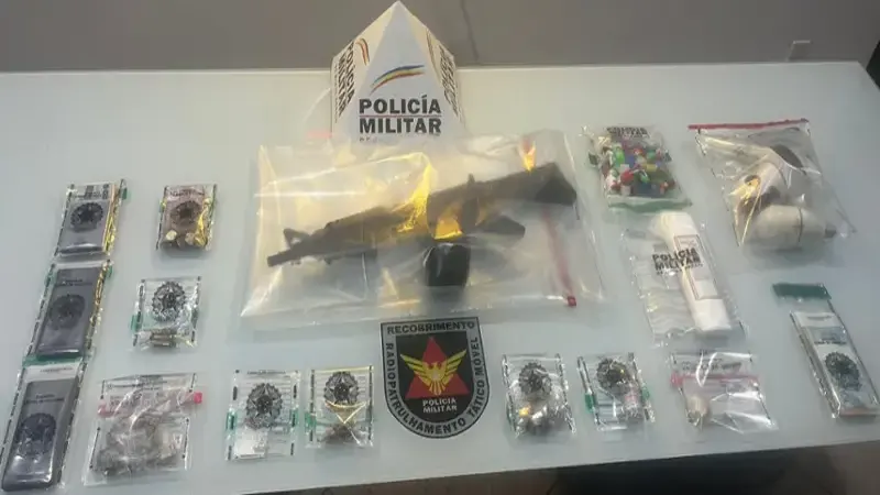 Governador Valadares – PM apreende simulacro de fuzil, munições, drogas e dinheiro