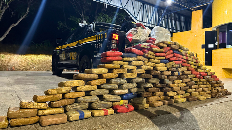 PRF apreende mais de 420 kg de droga escondidos em fundo falso de caminhão