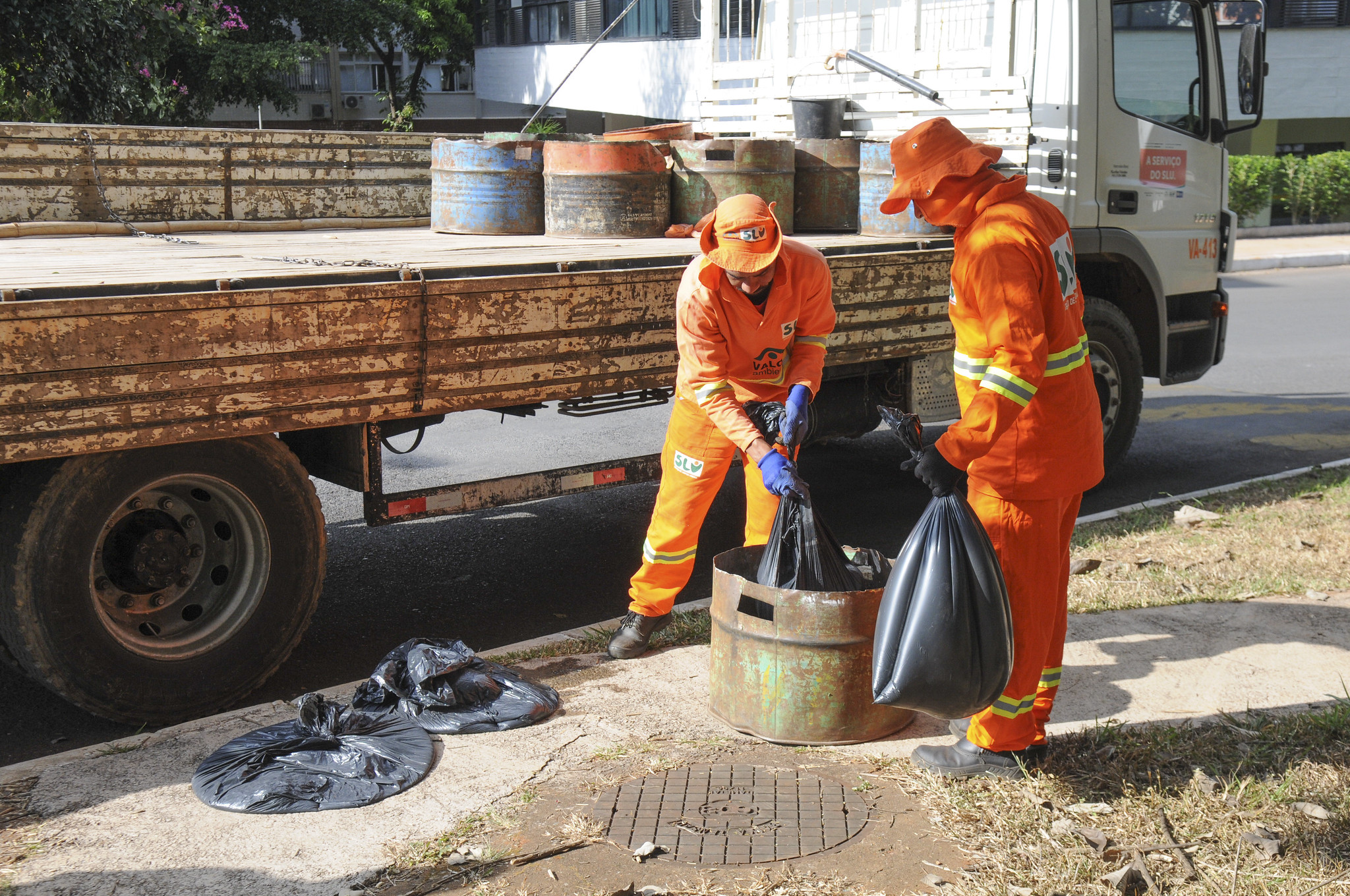 Coleta de resíduos de caixa de gordura protege meio ambiente e evita entupimentos no DF