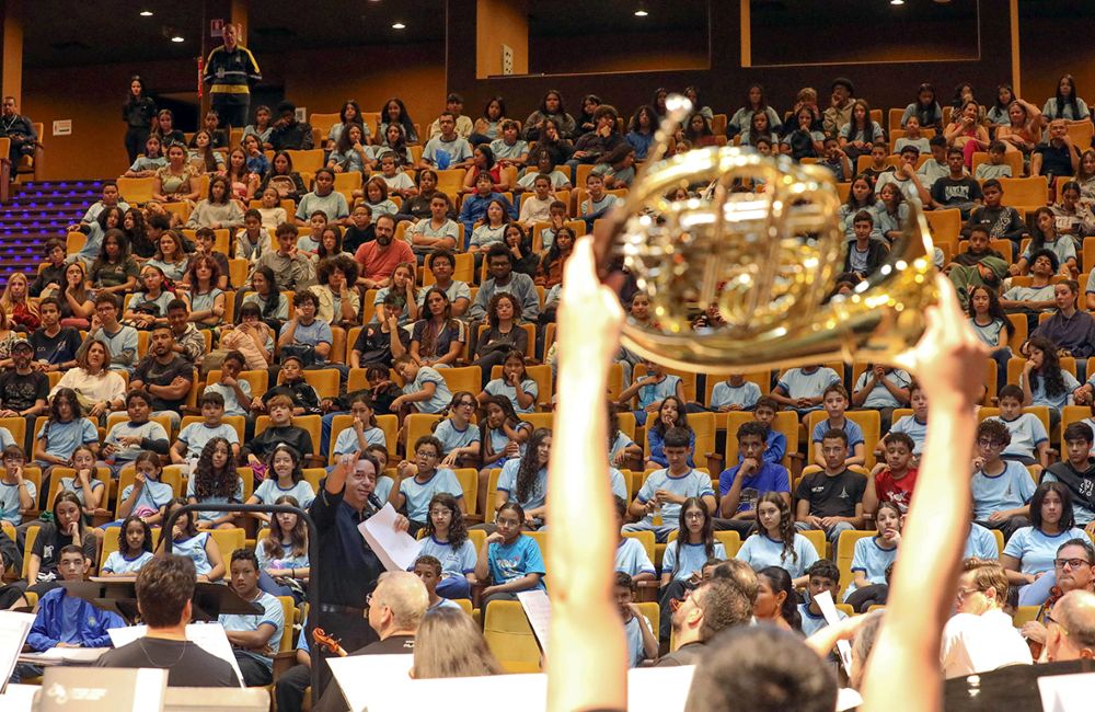GDF leva 400 alunos de escolas públicas ao Teatro Nacional para assistir a concerto da Orquestra Sinfônica de Brasília