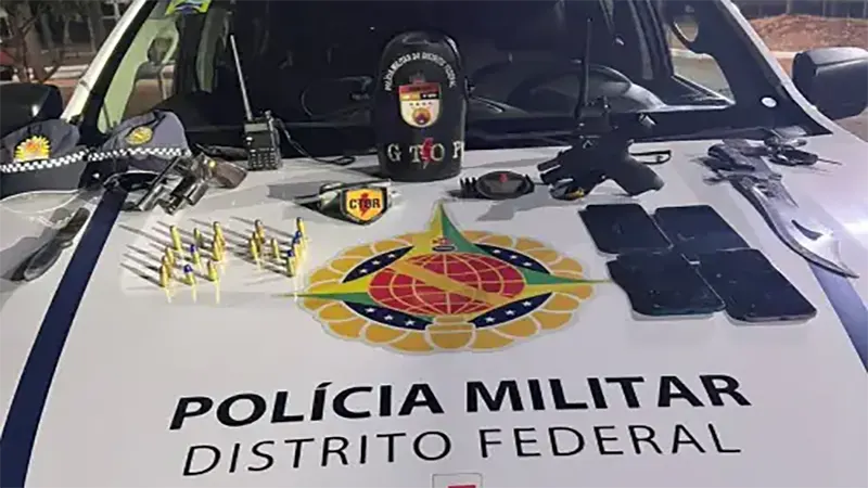 Homem é detido pela PMDF com armas de fogo após denúncia de agressão a mulher no Lúcio Costa