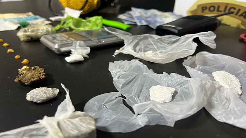 PCGO prende casal por tráfico de drogas em residência na presença dos filhos menores