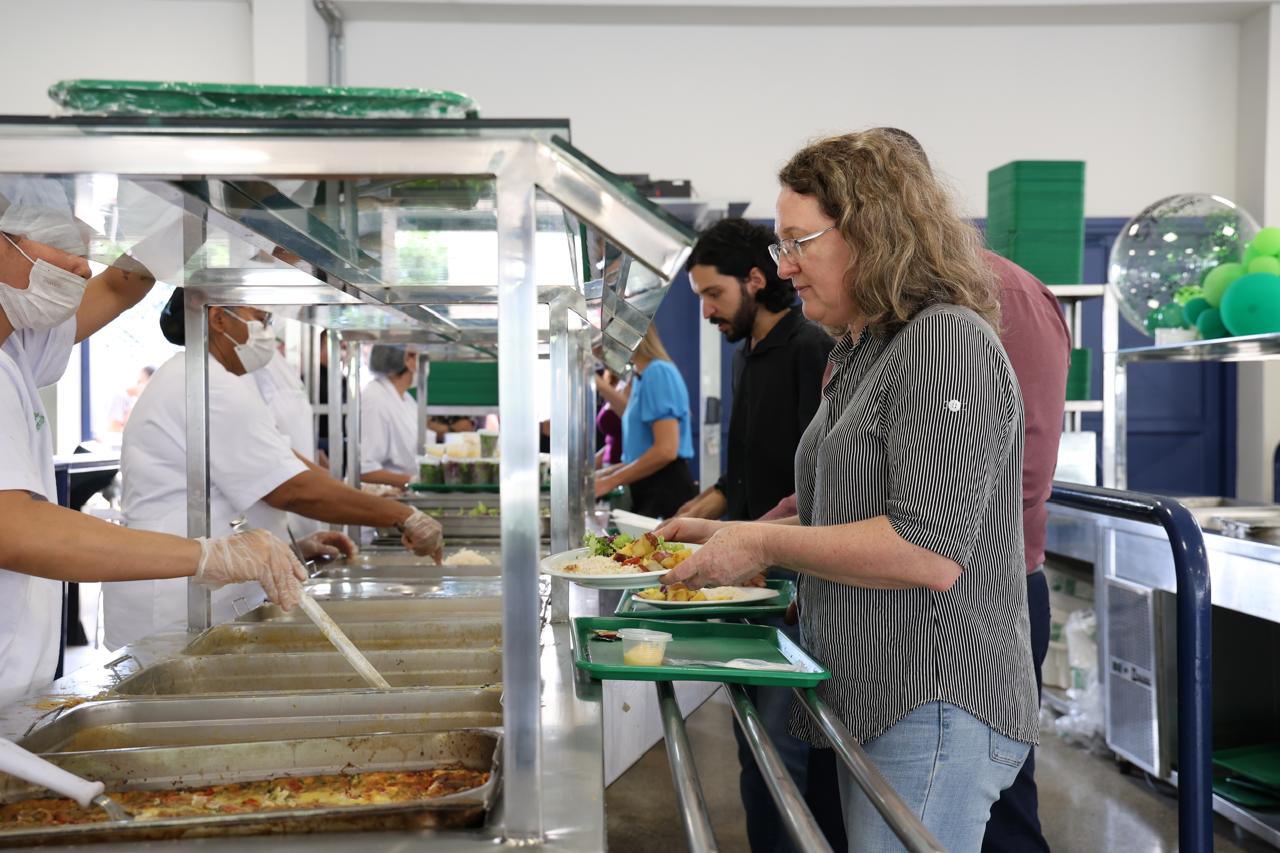 Representantes das Nações Unidas visitam Restaurante Comunitário do Varjão para conhecer como são feitas as refeições