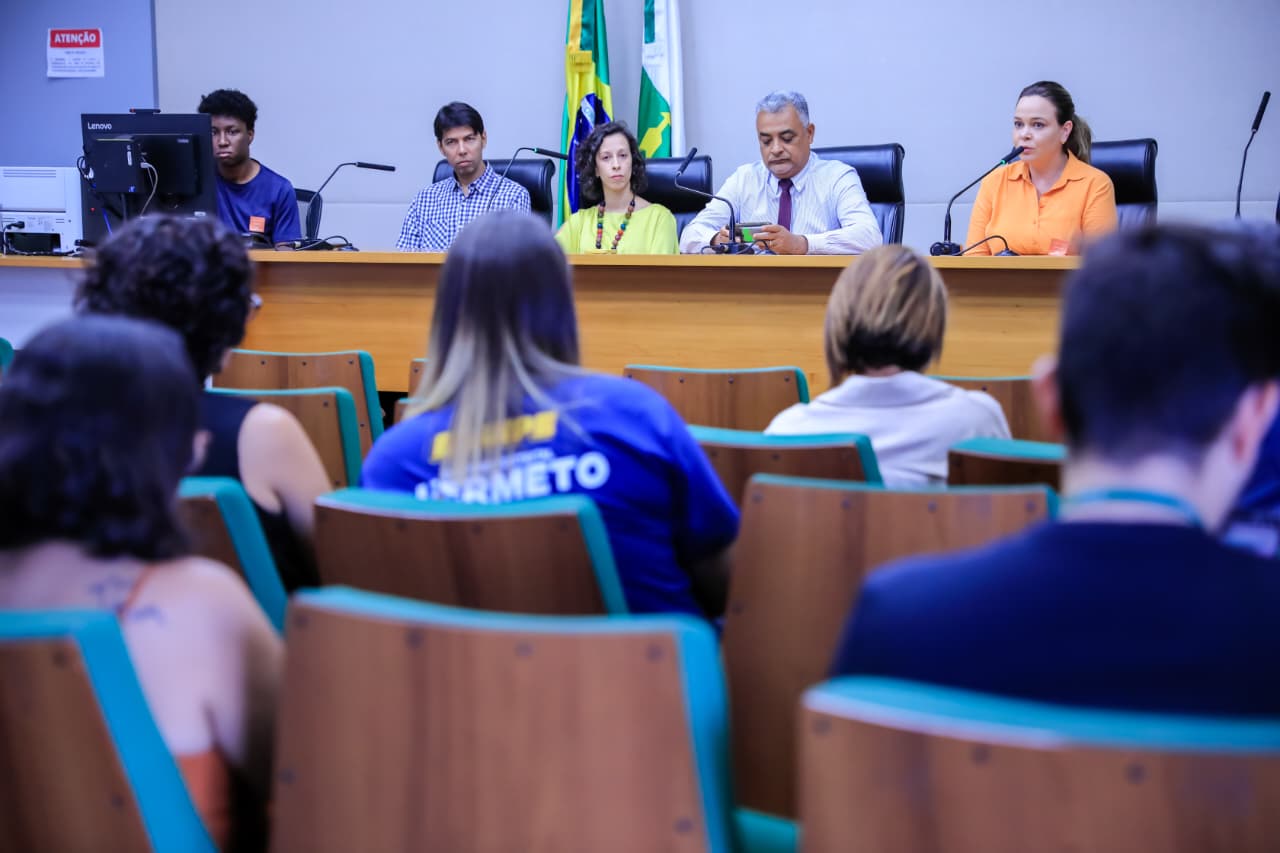 GDF entrega caderno de sugestões de emendas para 2026 para deputados distritais