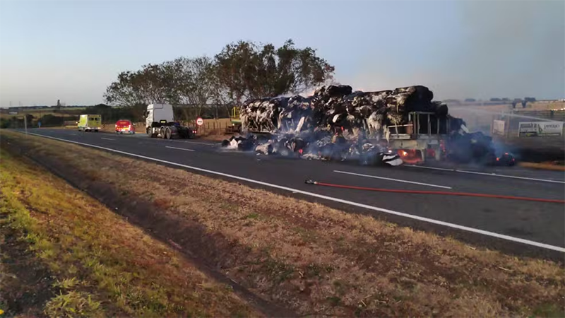 Carreta com 28 toneladas de algodão pega fogo na BR-050, em Uberaba