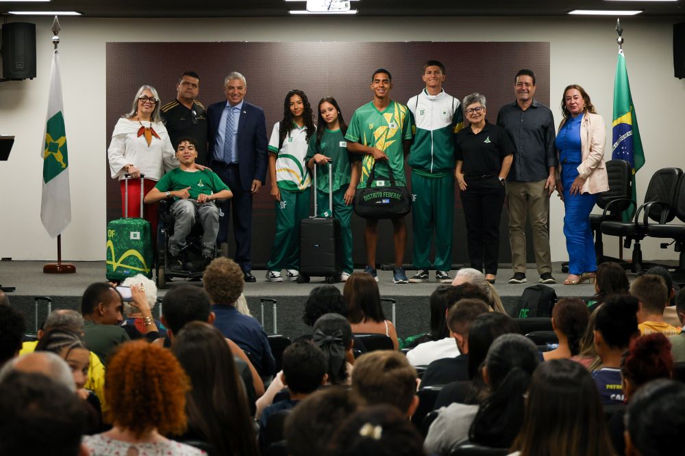 Atletas da delegação escolar do DF recebem kit completo com uniformes oficiais