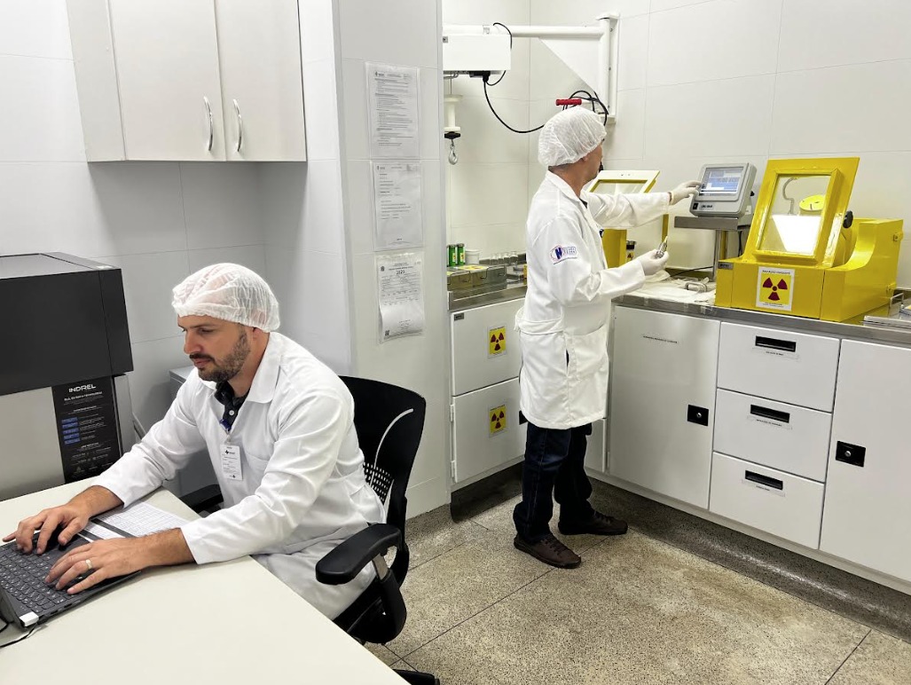 Profissionais atuam em quatro frentes da farmácia para garantir tratamento seguro a milhares de pacientes