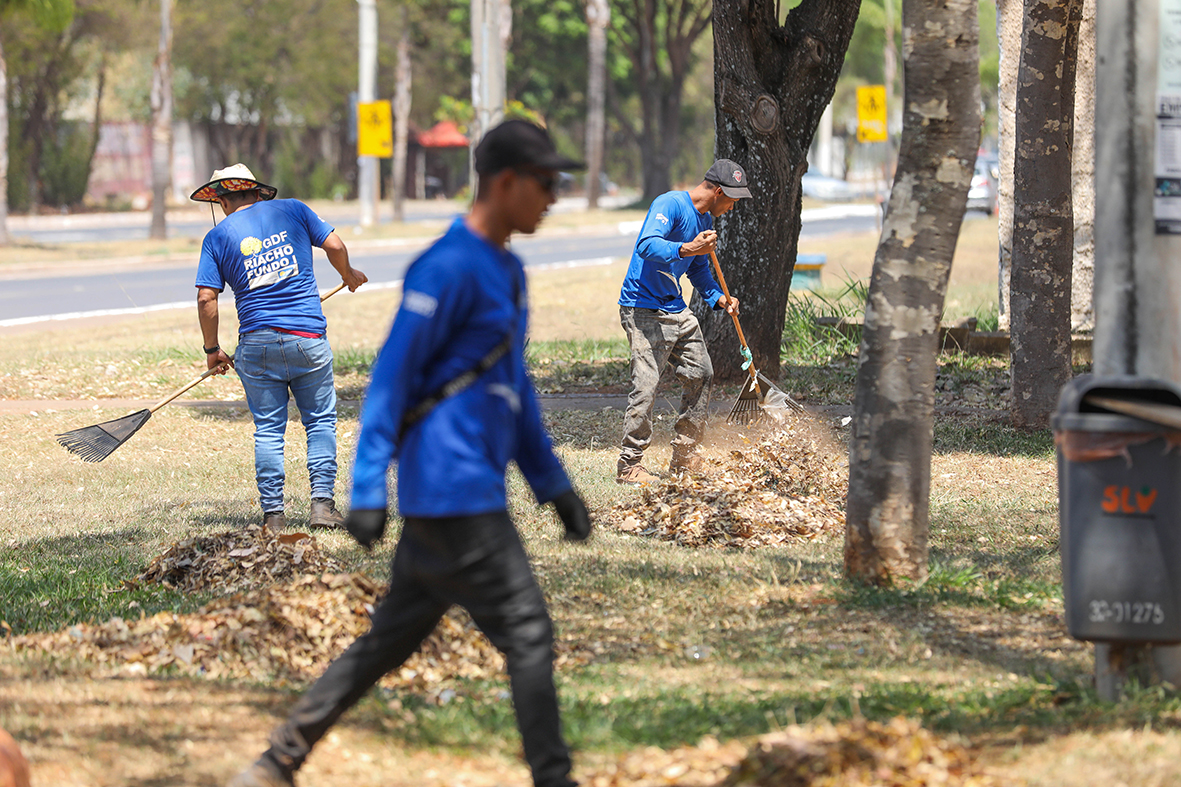 Riacho Fundo recebe serviços de manutenção em parquinhos, calçadas e praças