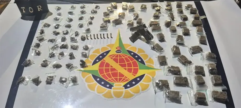 PMDF apreende arma de fogo e 99 papelotes de maconha durante patrulhamento em Santa Maria