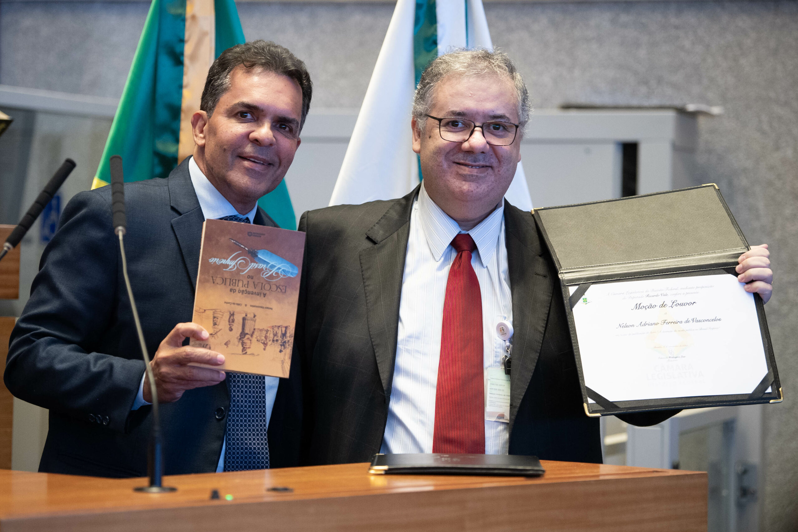 Autores de livro sobre a criação da escola pública brasileira recebem moção de louvor