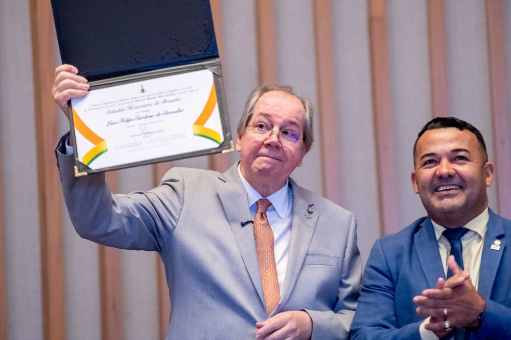 Diretor-presidente do SLU recebe Título de Cidadão Honorário de Brasília