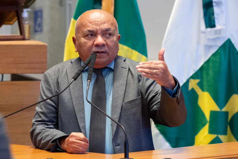 Deputados criticam cobrança de multa milionária por greve de professores do DF