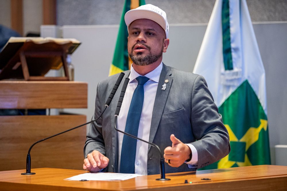 Max Maciel reclama de veto a projeto que garante iluminação em paradas de ônibus e passarelas