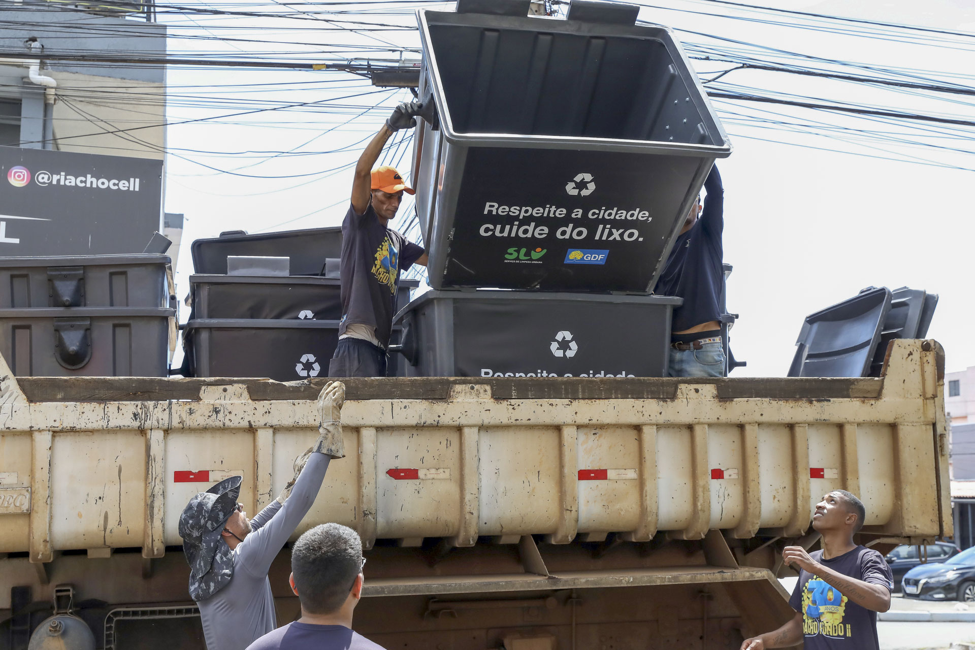 GDF faz mutirão de limpeza e distribui 35 novos contêineres para descarte de lixo no Riacho Fundo II