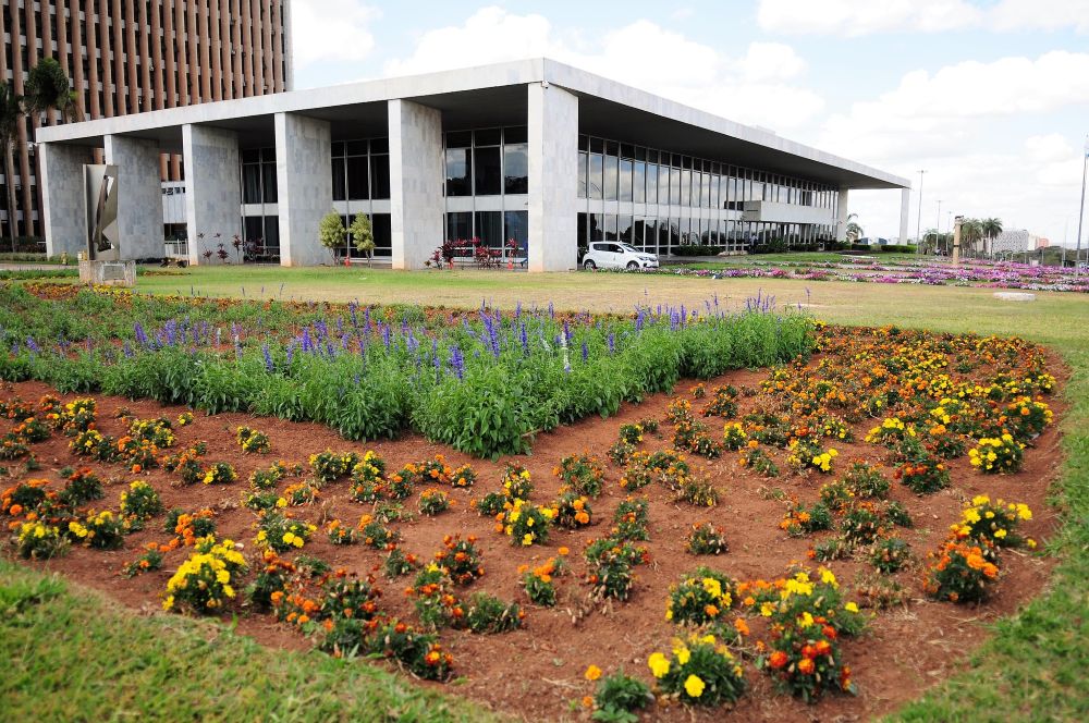 Governador Ibaneis Rocha decreta ponto facultativo no DF em 21 de novembro