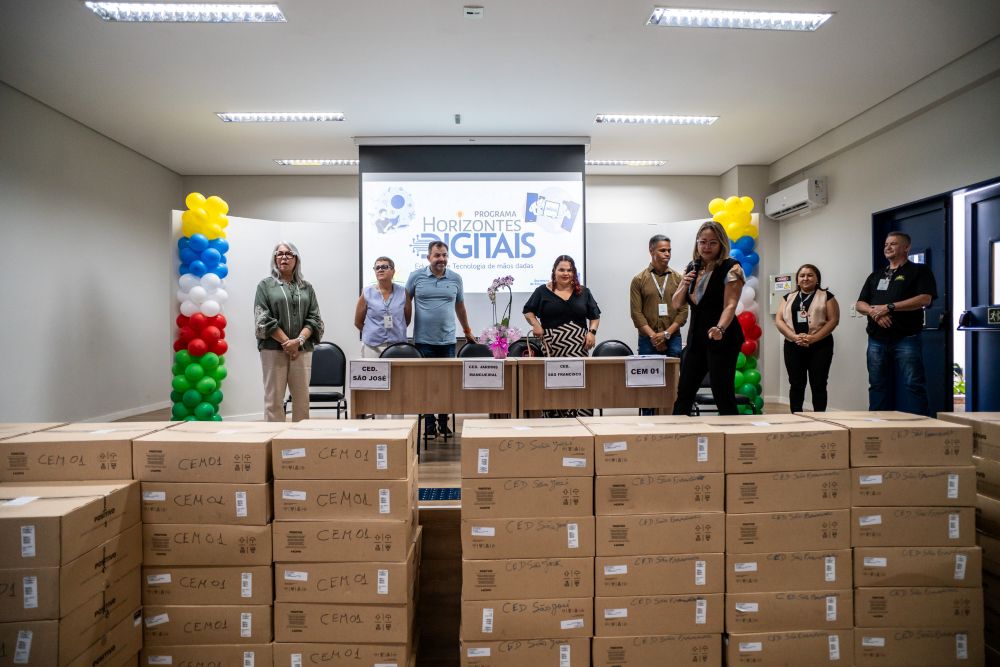 Programa Horizontes Digitais distribui computadores ao CED Jardins Mangueiral