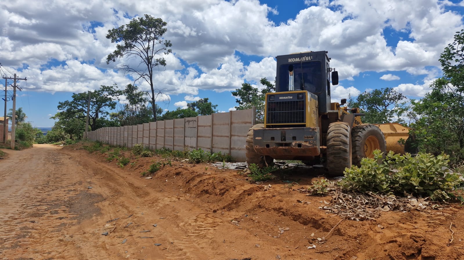 Muro e portão em início de parcelamento irregular em área de proteção ambiental são removidos