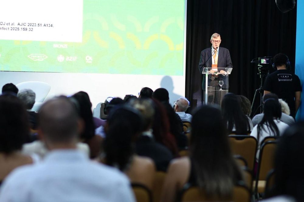 Durante congresso em Brasília, infectologista norte-americano reforça importância da desinfecção do ambiente hospitalar