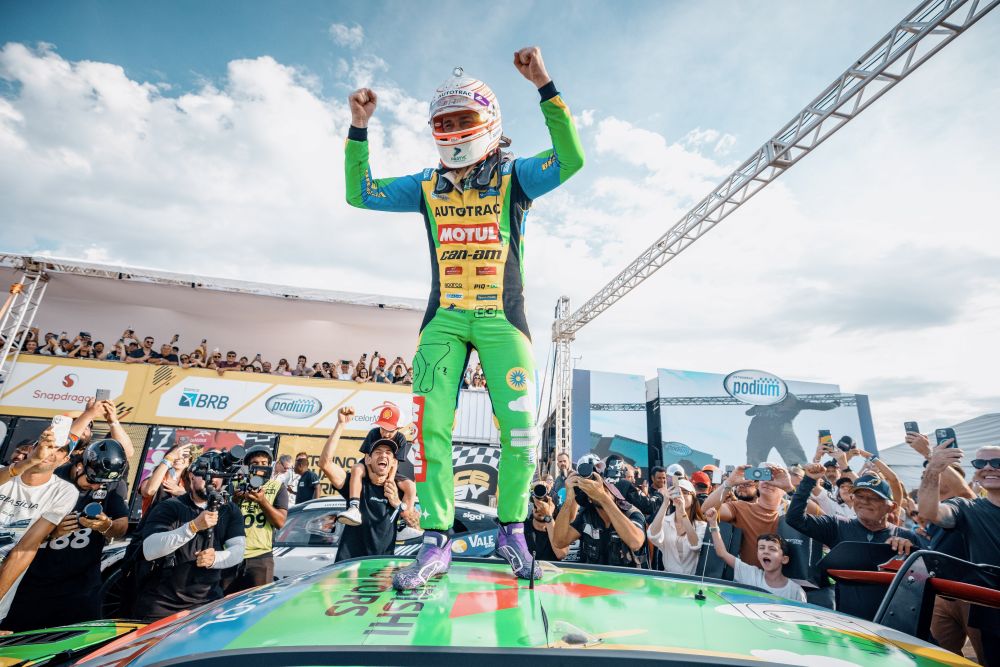 Histórico: Nelson Piquet Jr. vence GP BRB e recebe troféu das mãos do pai